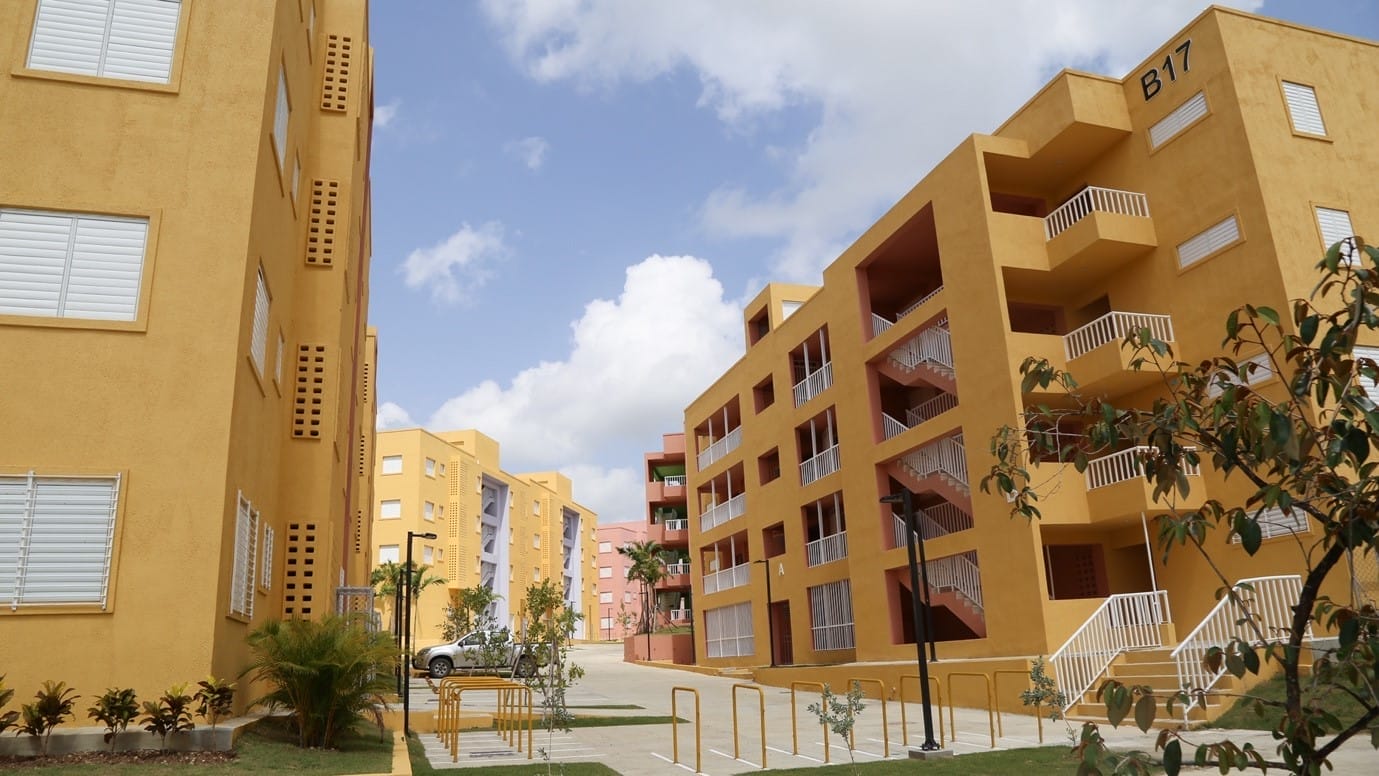 Figure 2. Typical apartment buildings in La Nueva Barquita, consisting of four-story walk-up structures. Each apartment ranges from 50 to 70 square meters, offering significantly more space compared to most slum resettlement schemes worldwide. Source: Gobierno Danilo Medina