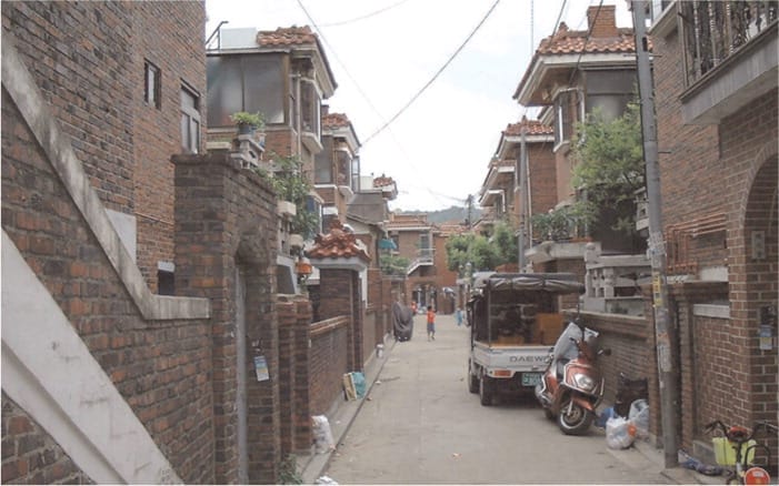 Neighbourhood with a concentration of multi-household dwellings. Seoul. Source: Photographed by Hyun Bang Shin in 2002.
